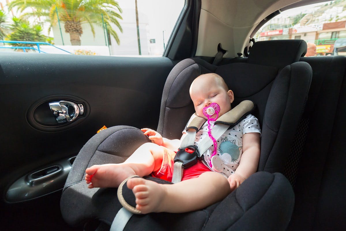 Bebe endormi dans son siege auto