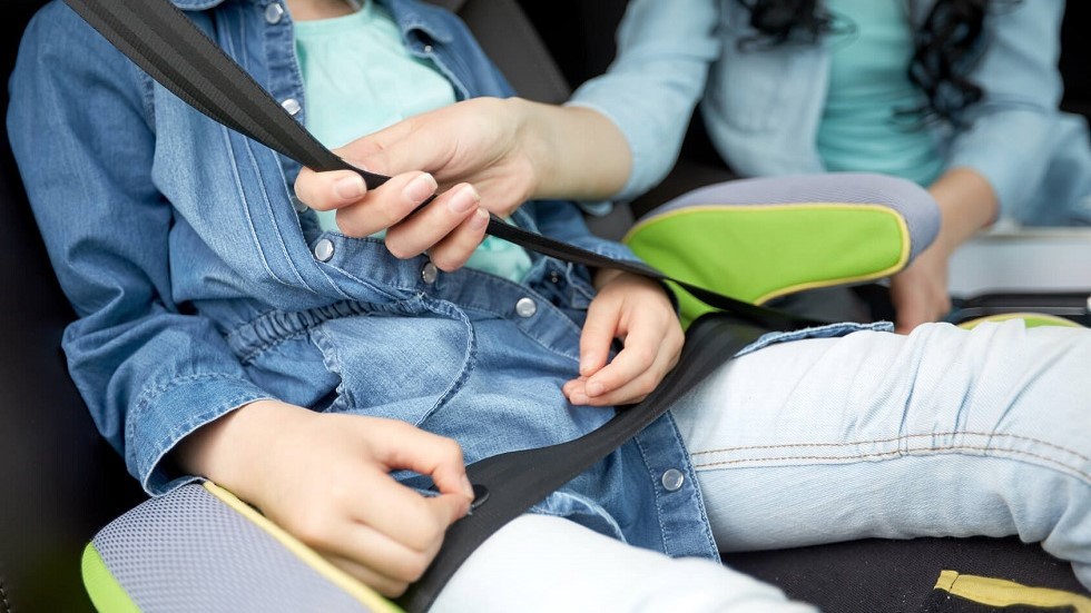 Enfant rehausseur attache