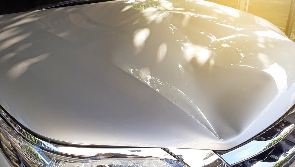 Capot deforme suite choc avec pieton