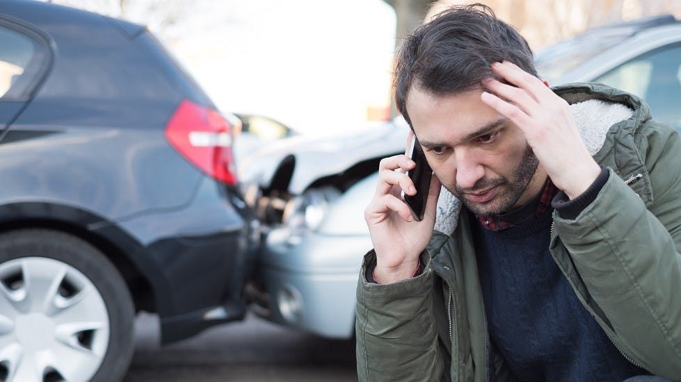 Conducteur appelant assurance apres accident