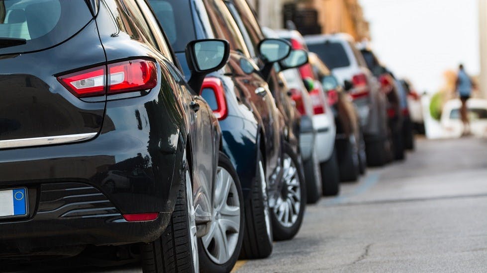 Voitures stationnees en montee