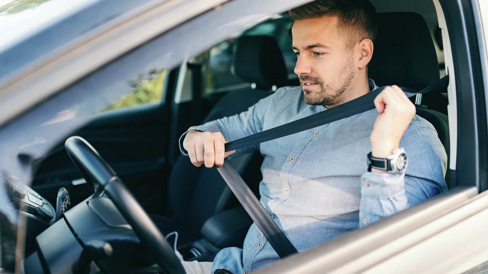Automobiliste attachant sa ceinture