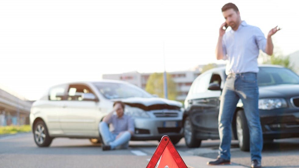 Conducteur appelant secours apres accident