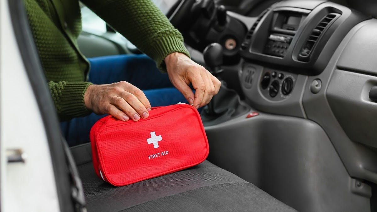 Trousse de premiers secours dans une voiture