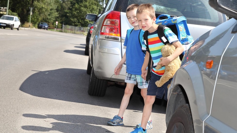 Enfant traversee rue danger