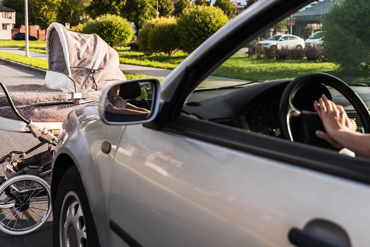 Automobiliste manquant de heurter une poussette
