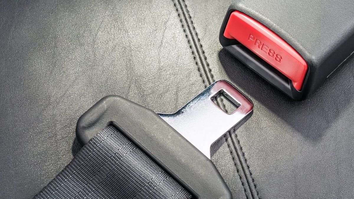 Gros plan sur une boucle de ceinture de securite