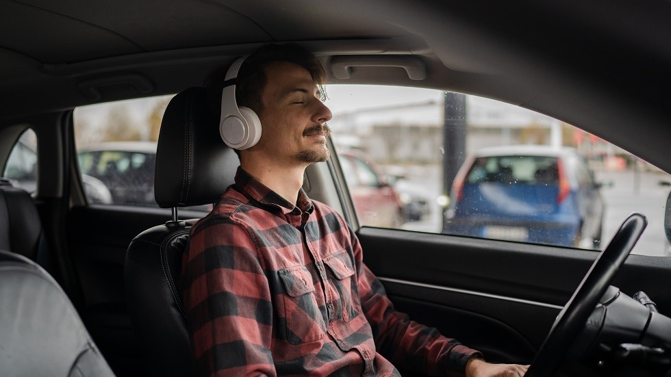 Conducteur portant un casque audio
