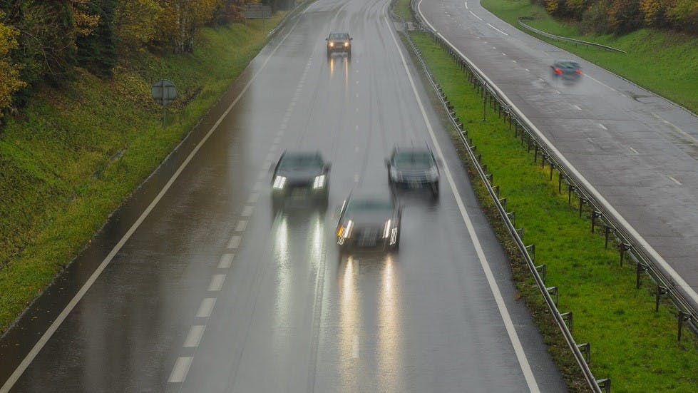 Voiture se rabattant sous pluie