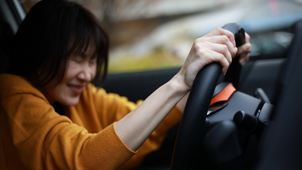 Conductrice se crispant avant une collision