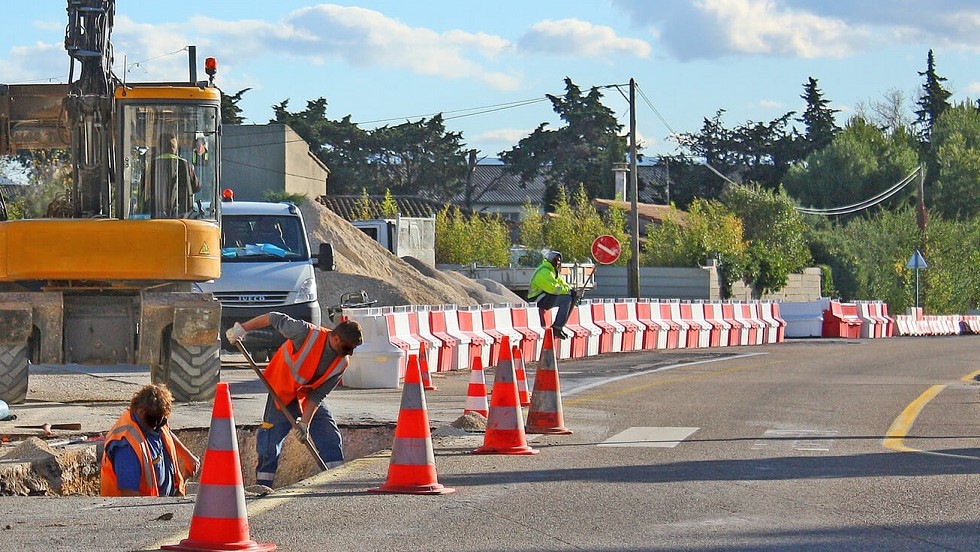 Ouvrier tenant piquet mobile chantier
