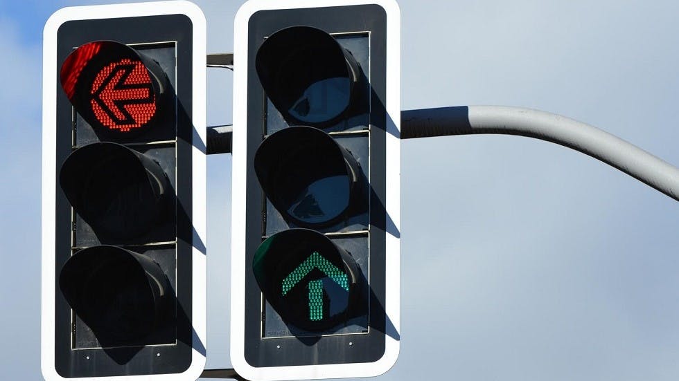 Feux de signalisation affichant des fleches directionnelles