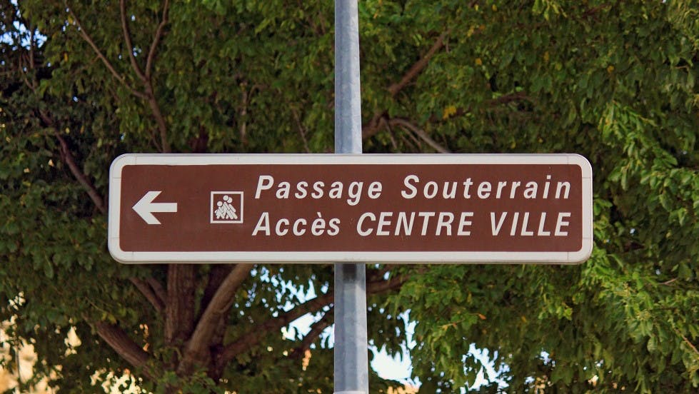 Panneau marron passage souterrain