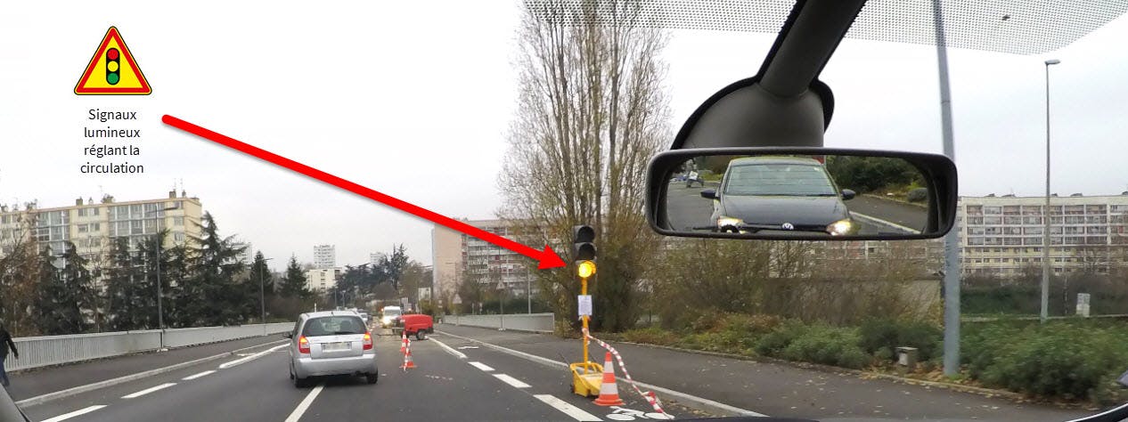 Photographie d'un feu temporaire annonçant une circulation alternée.