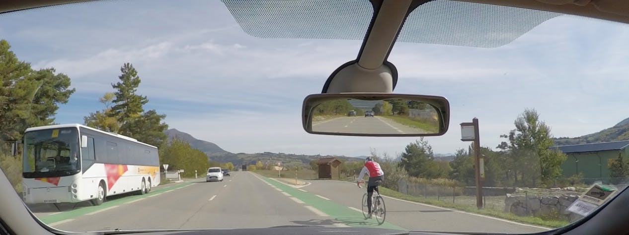 deux pistes cyclables vues depuis un habitacle de voiture