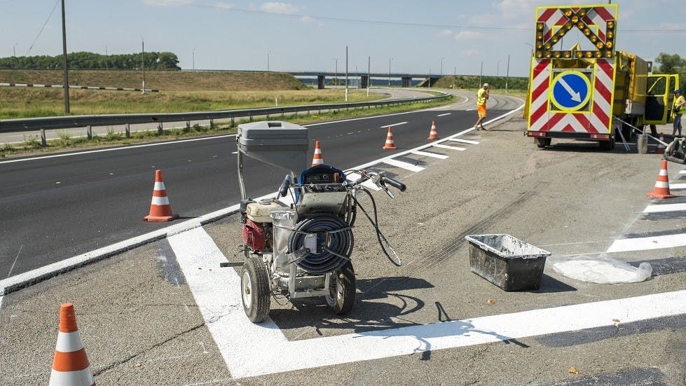 Outil d application du marquage au sol pour refaire un zebra