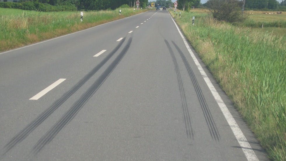 Traces pneus freinage route ligne discontinue