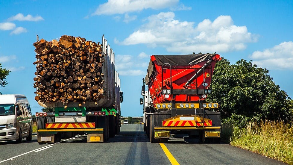 Signalisation arriere camions transport materiaux
