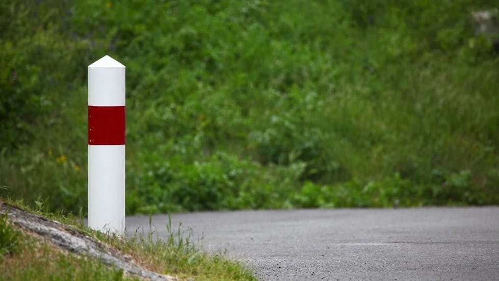 Balise de signalisation sur le bord des routes