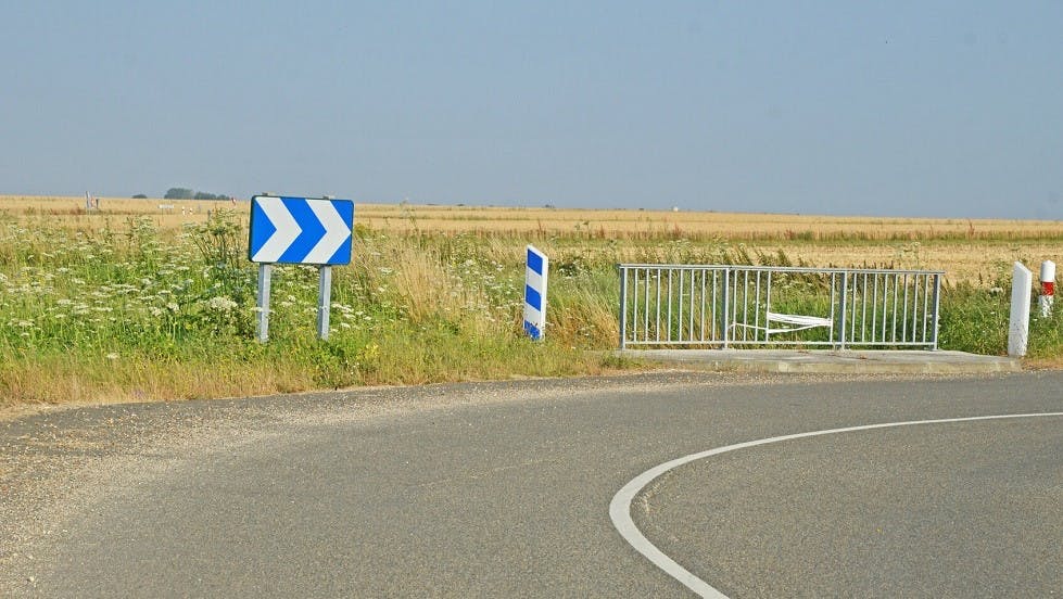 Balises et panneaux de virage