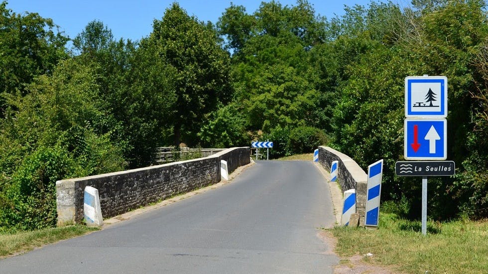 Balise obstacle sur un pont