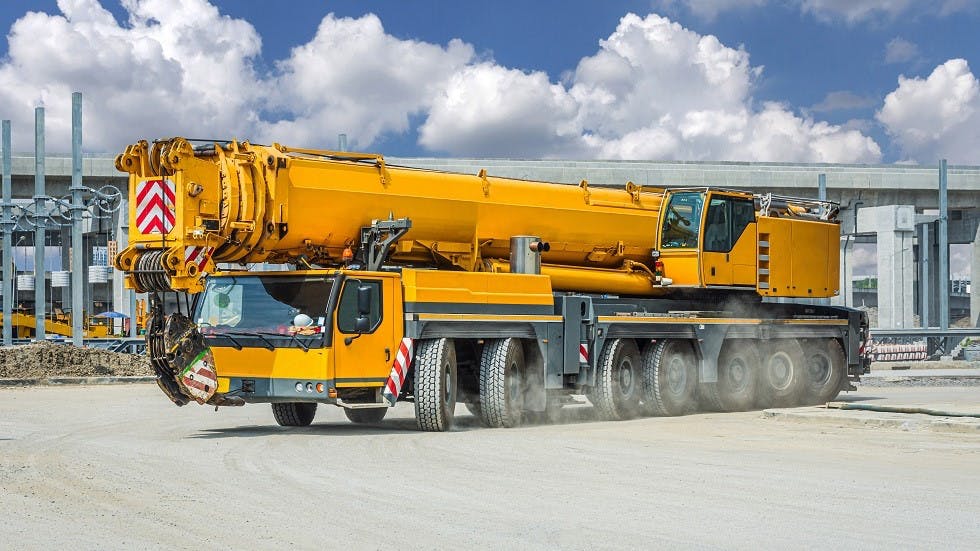 Vehicule special comportant une grue