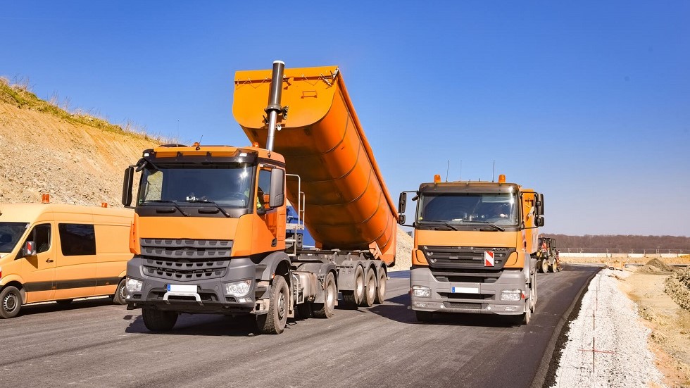 Camions de travaux sur un chantier