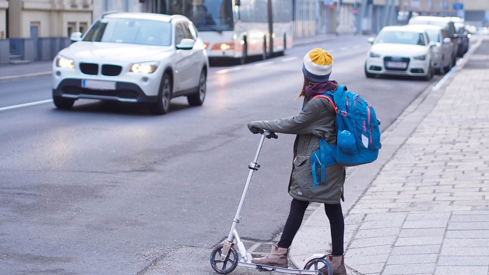 Enfant trottinette traverse rue