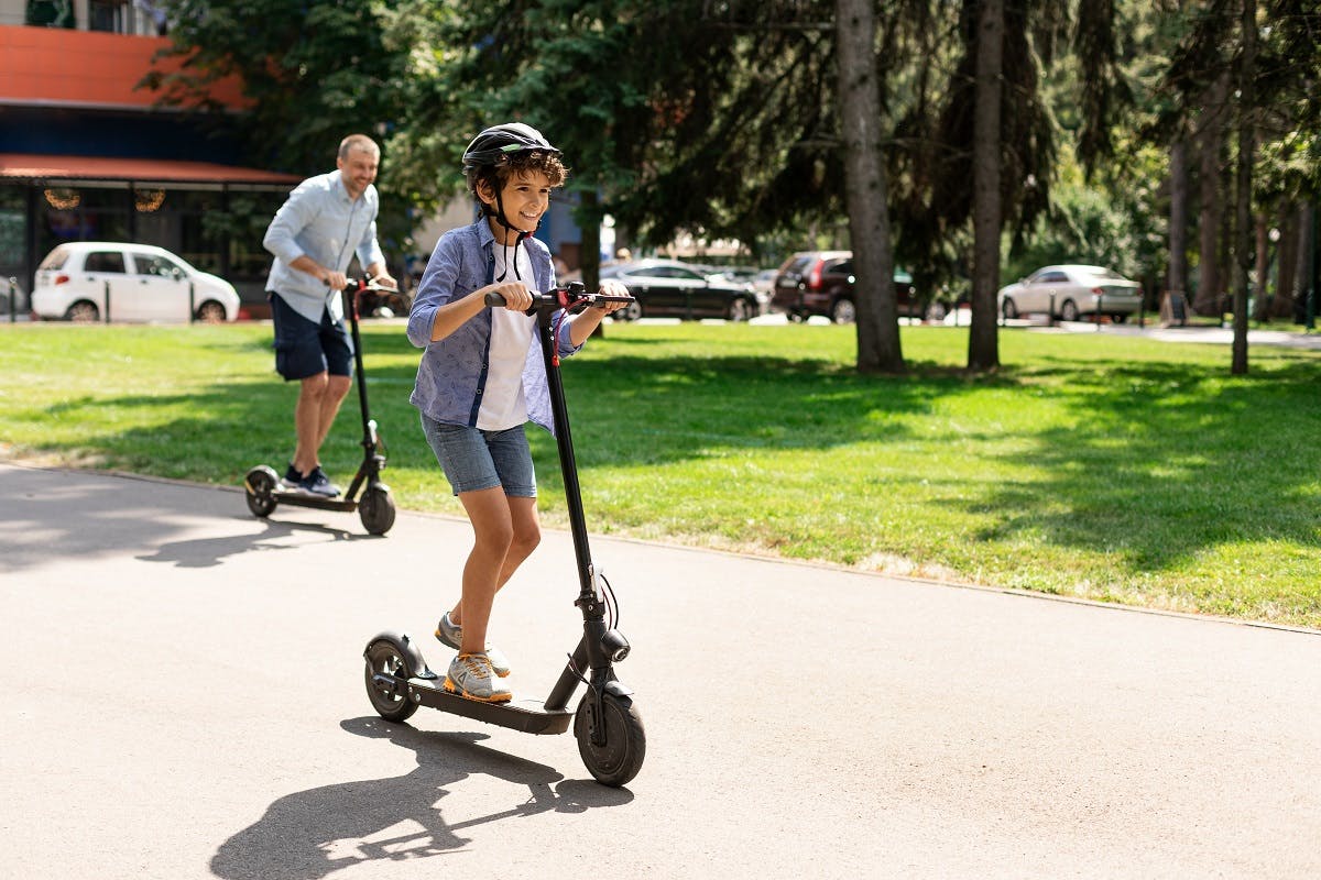 Enfant sur une trottinette electrique