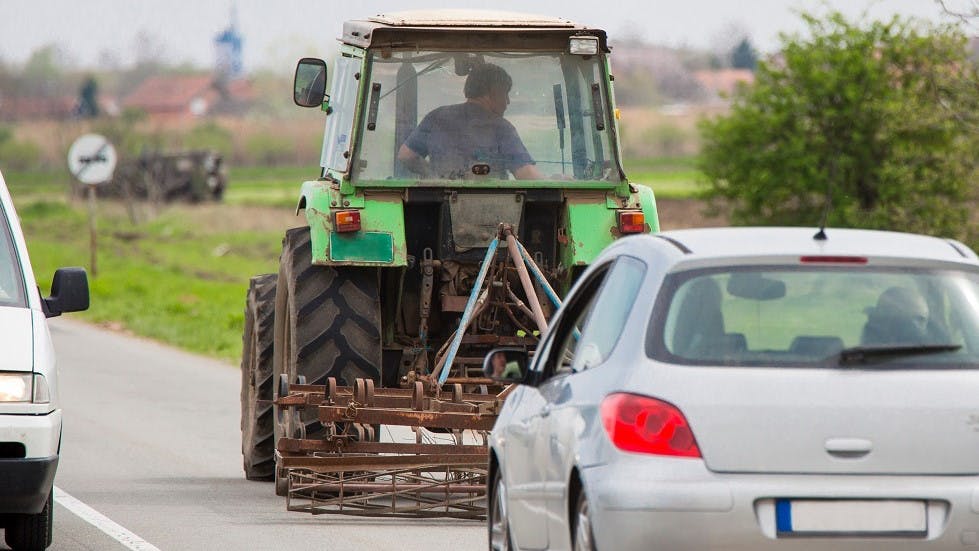 Tracteur dans une file vehicule