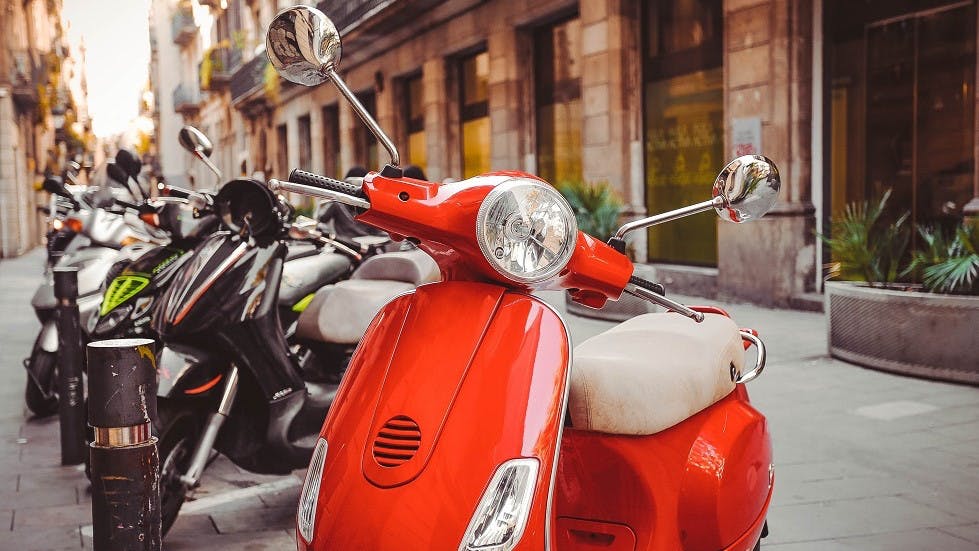 Scooters en stationnement dans une rue