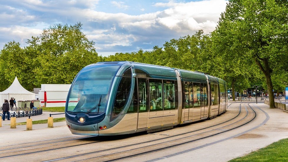 Tramway circulant en agglomeration