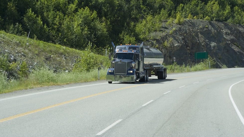 Camion sur une route a trois voies