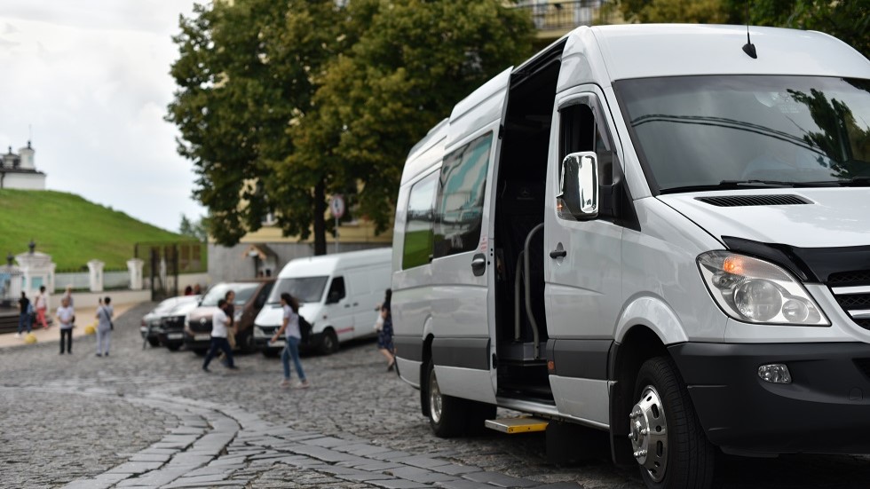 Portiere ouvert d un minibus pour accueillir des passagers
