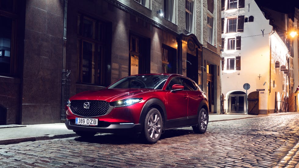 Crossover rouge circulant de nuit en agglomeration