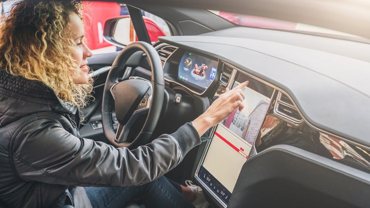 Conductrice reglant sa Tesla