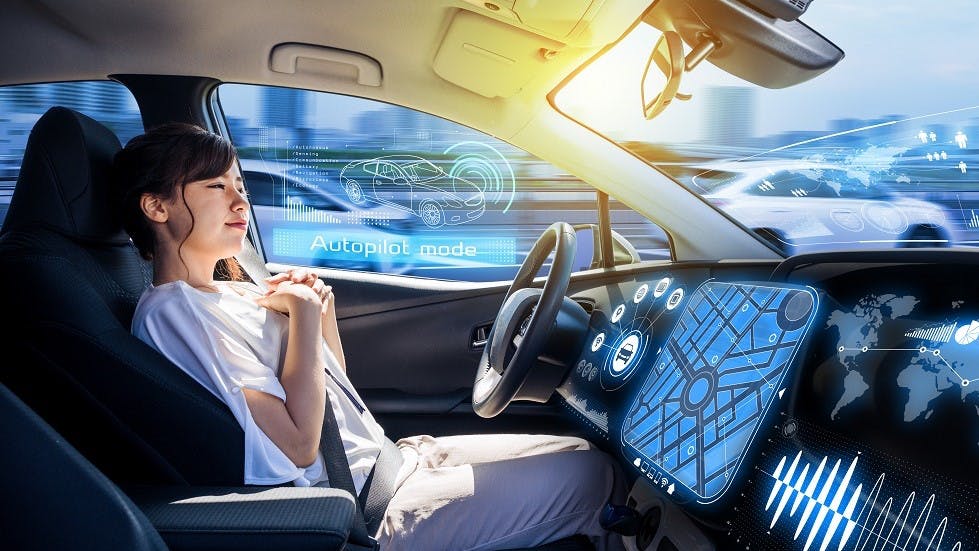 Conductrice dans une voiture semi-autonome