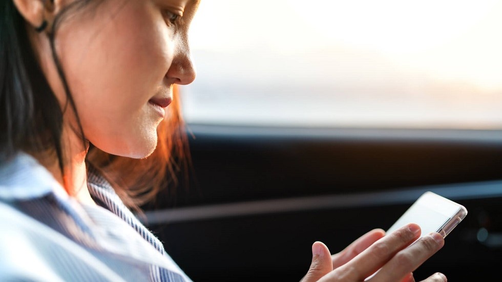 Etudiante revisant code route en ligne