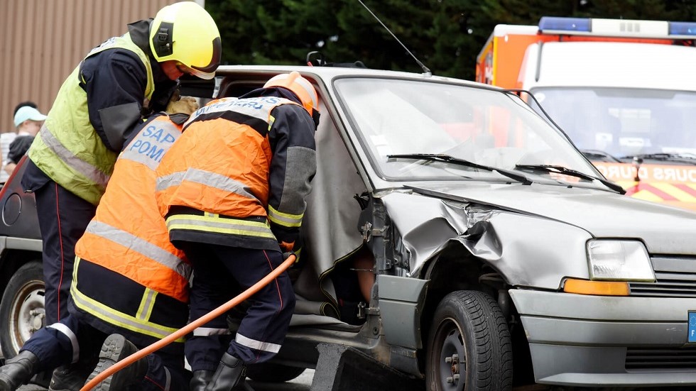 pompiers intervenants suite a un accident voiture