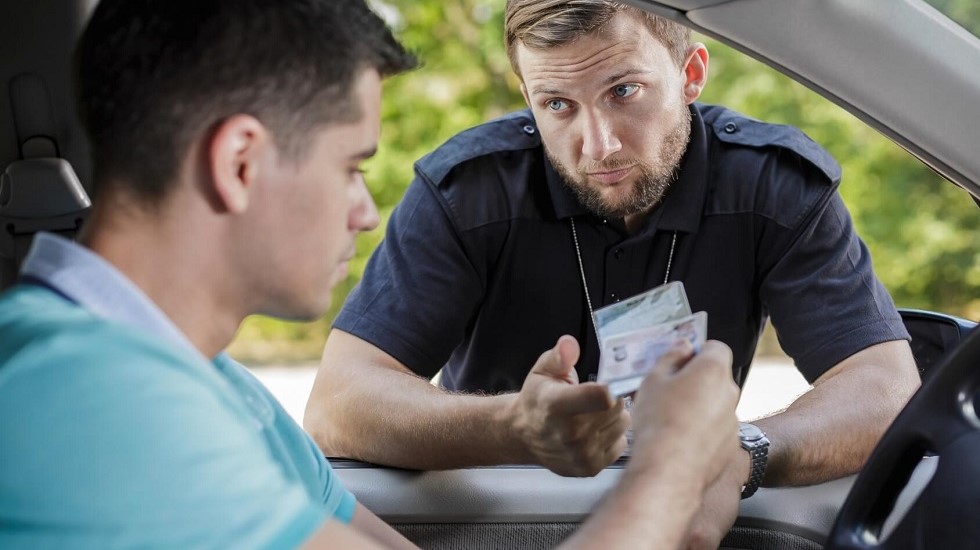 Policier verifiant validite permis