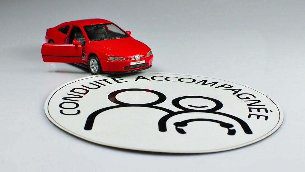 Macaron conduite accompagnee et petite voiture