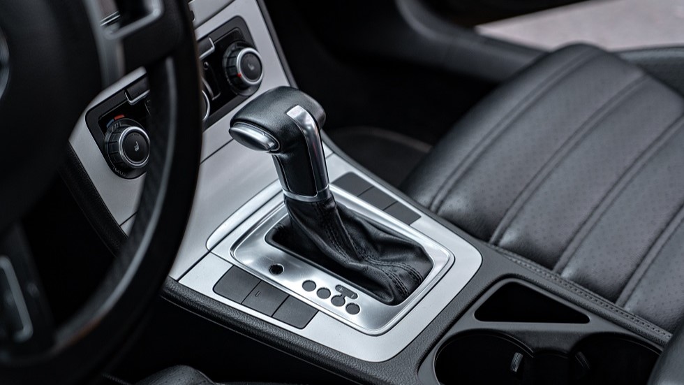 Levier d une voiture a boite de vitesses automatique utilisee pour la conduite accompagnee