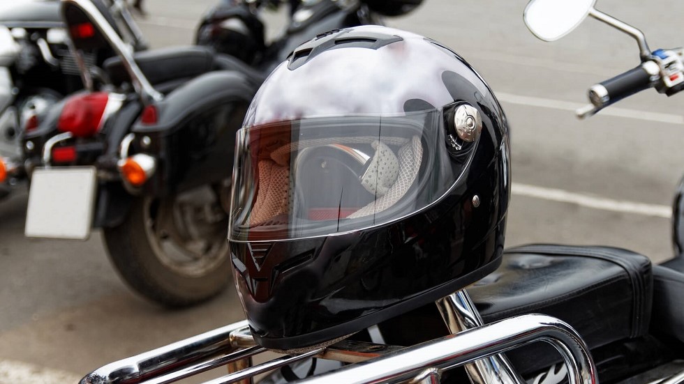 Casque moto sur siege