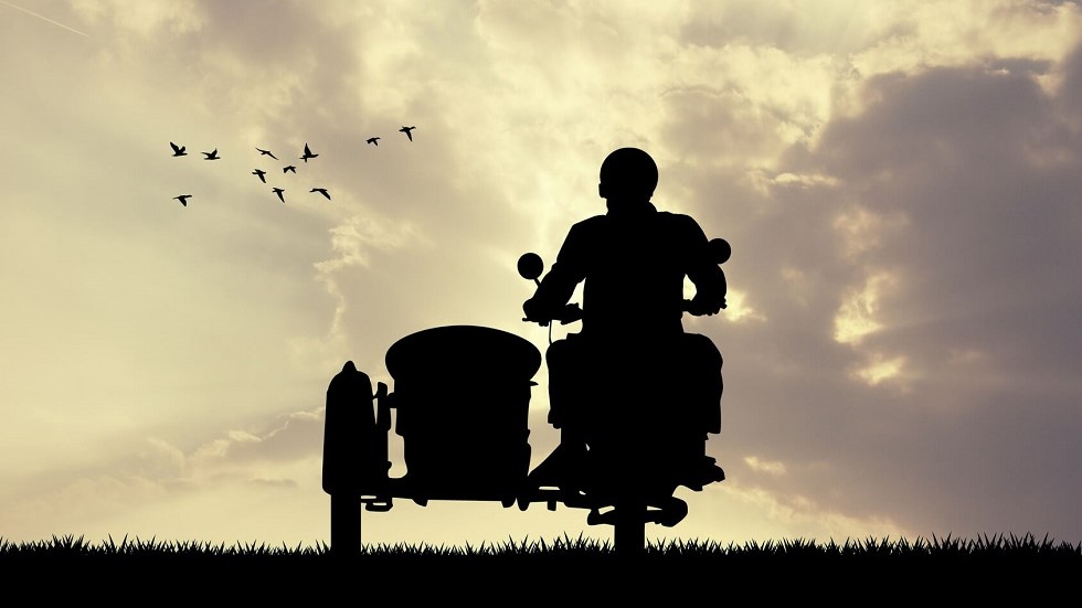 Motard side car coucher de soleil