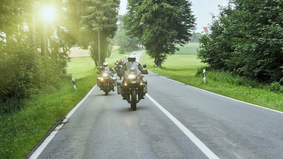 Groupe motos route foret