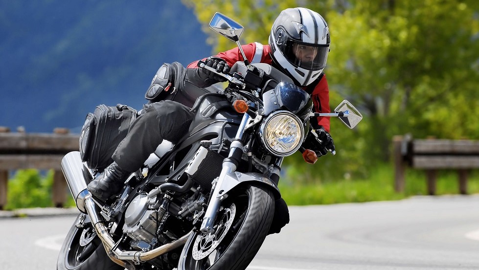 Trajectoire securite conductrice moto