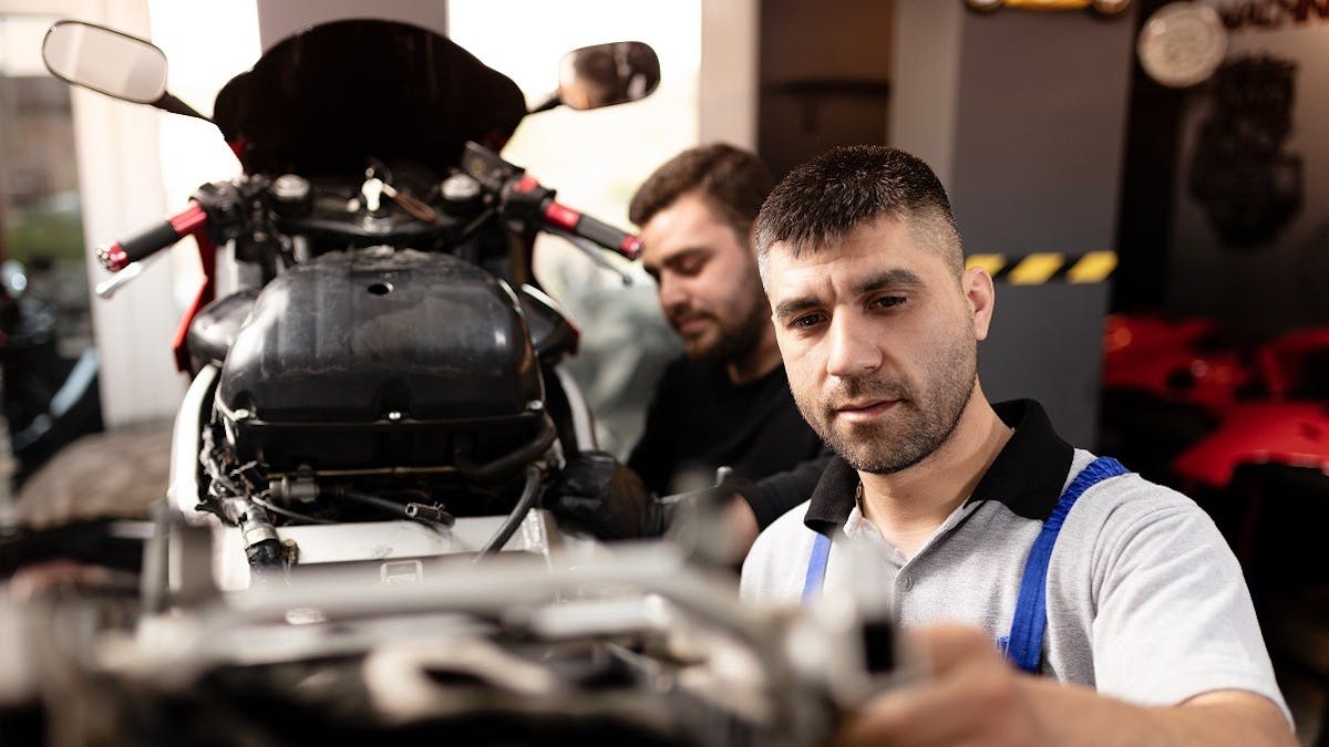 Mecaniciens travaillant dans un magasin de motos