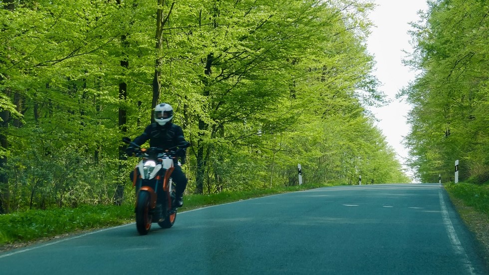Motard circulant en moto