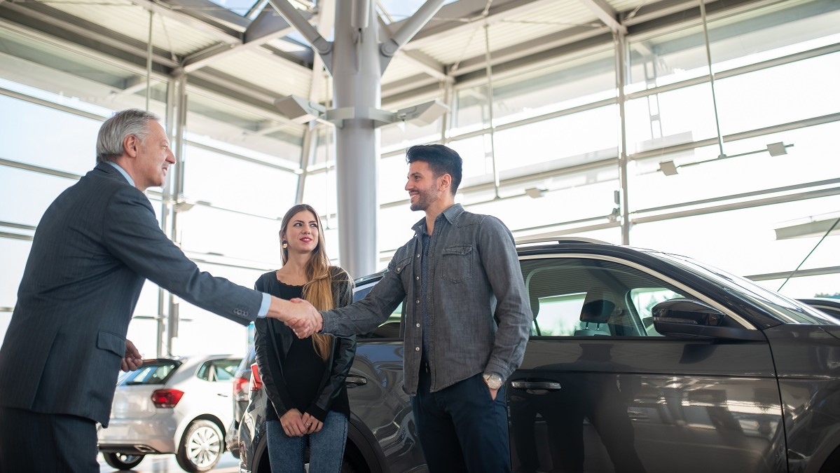 Couple achetant une voiture neuve