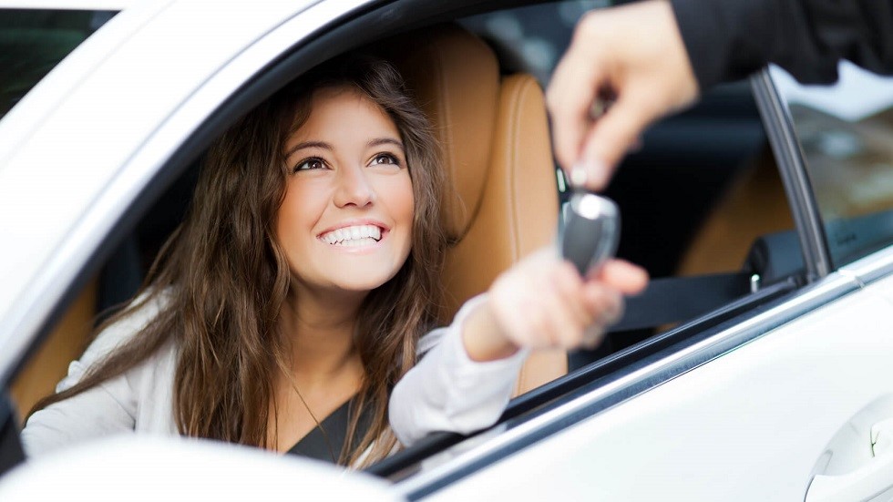 Conductrice achat voiture neuve